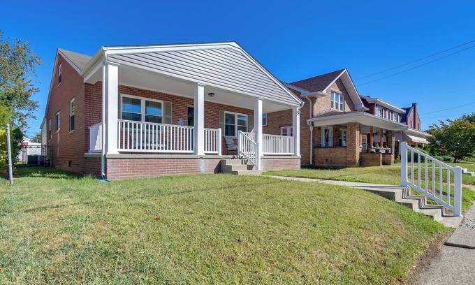 Huntington House | Walk to Ritter Park: Renovated Home Near Marshall!