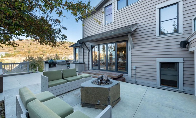 Downtown Park City House | Walk to skiing and Main, Spectacular Old Town 4br Modern Home, Hot Tub, Fireplace, Outdoor firepit