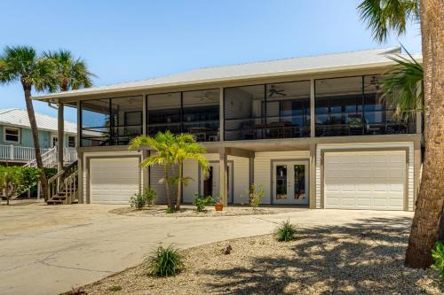Mid Island House | Walk to Sugar Sands Retreat in Fort Myers Beach