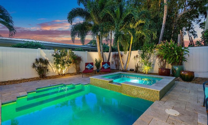 Del-Ida Park Historic District House | Walk to The Ave- Heated Pool, Spa, Golden Tee and Putting Green - mins to Beach