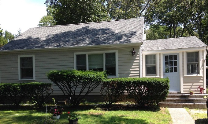 Noyack Cottage | Walk to the bay from this Sag Harbor cottage!