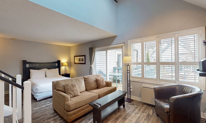 Craigleith House | Walk to the Weider Express Lift Dog-friendly condo w/shared pool