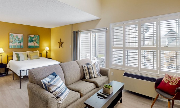 Craigleith House | Walk to the chair lift Lofty condo w/shared pool & tennis - dogs OK