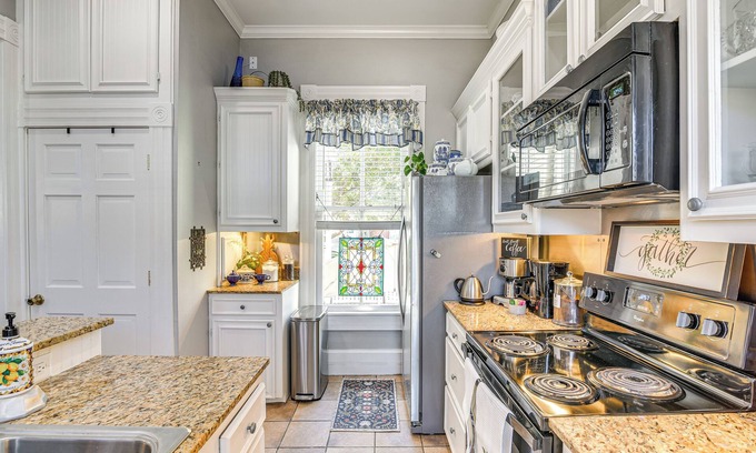 Galveston Cottage | Walk to the Strand: Hideaway Haven Retreat