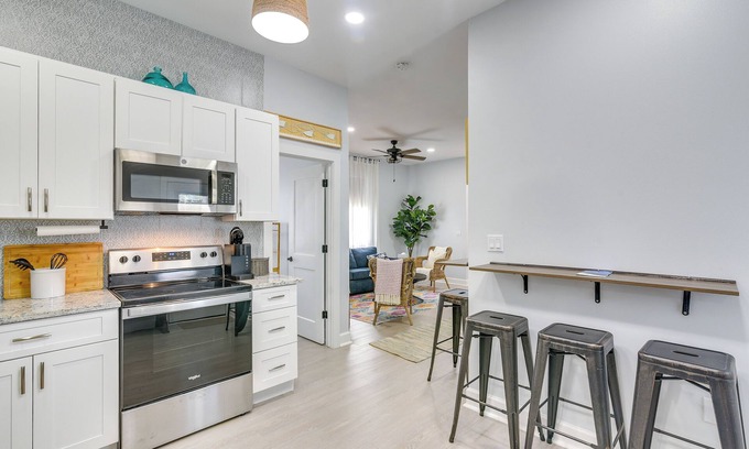 Galveston Cottage | Walk to The Strand: Home in Historic Galveston