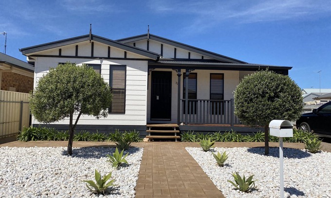 Moonta Bay House | Walk to the Stunning Simms Cove Beach – Just Minutes Away