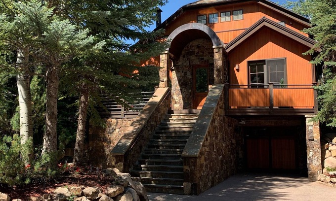 Aspen House | Walk to town! 4 bdrms all king beds. Great ski house w/hot tub near Snyder Park