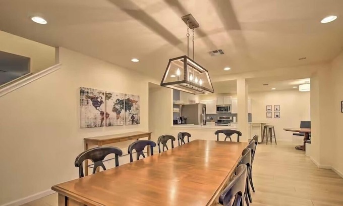 San Marcos House | Walk to TX State-0.7 miles! 5 BR, 2 kings, Firepit