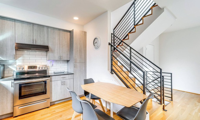 Wallingford House | Walk to UW: Townhome w/Rooftop Patio!