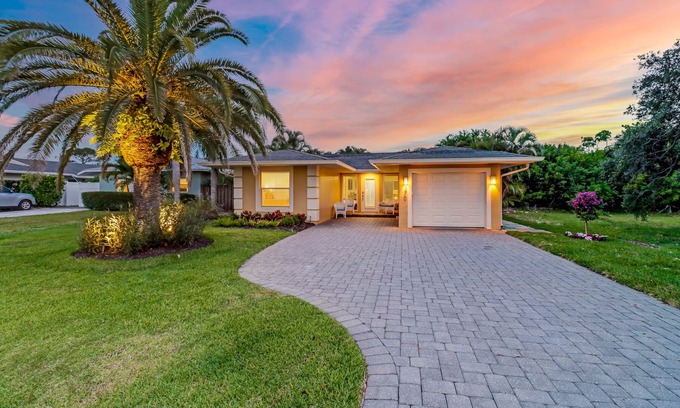 Naples Park House | Walk to Vanderbilt Beach! Private Heated Pool! Close to Mercato and Ritz Carlton