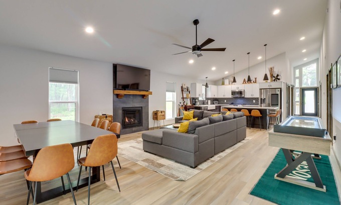 Lake Harmony House | Walk to Water Park: Split-Rock Resort Home w/Deck