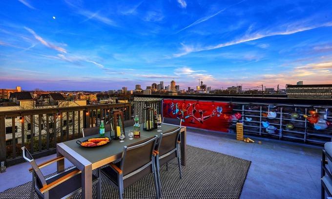 Buena Vista House | Walk2Germantown Rooftop Firepit Downtown Skyline King Suite 2-Car Garage