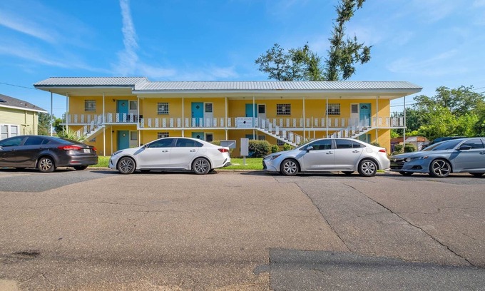 Tallahassee Apartment | Walkable to FAMU and FSU. 5 Star Location
