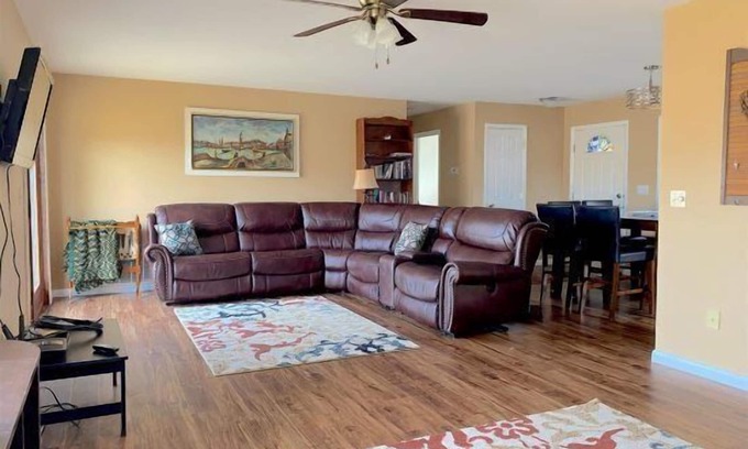 Cody House | Walker's Refuge- large family home, close to river trails