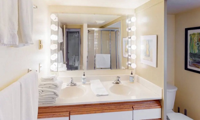 Amazon House | Walking distance , 2 blocks away to Hayward field . onsite pking n