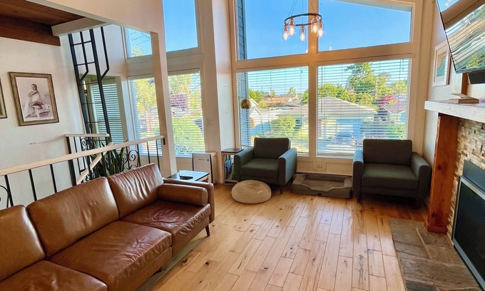 Capitola House | Walking Distance To Beach and Capitola Village 30 Day Rental