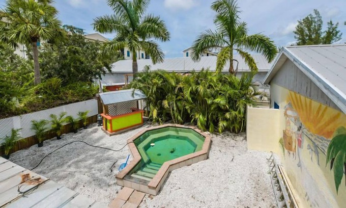 Cortez House | WALKING DISTANCE TO CORTEZ VILLAGE AND SHOPS AND RESTAURANTS.