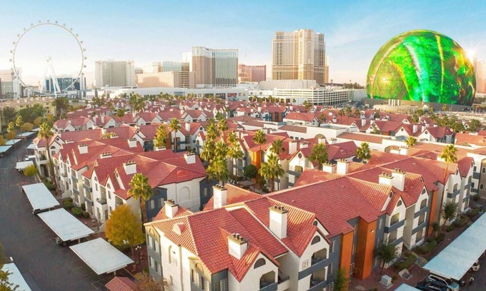 Las Vegas Resort | Walking Distance To The Iconic Vegas Sphere- Desert Club Resort- 1 Bd. Deluxe