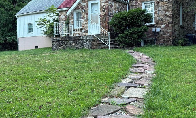 Altoona House | Walking distance to the Penn State Altoona Campus! Spacious 6-bedroom house!