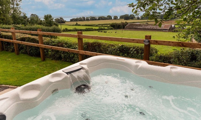 Tidenham Cottage | Wallhope Escape - sleeps 6 guests in 3 bedrooms