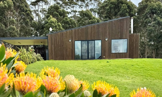 Shadforth House | Walnut Grove: Modern comfort with expansive views