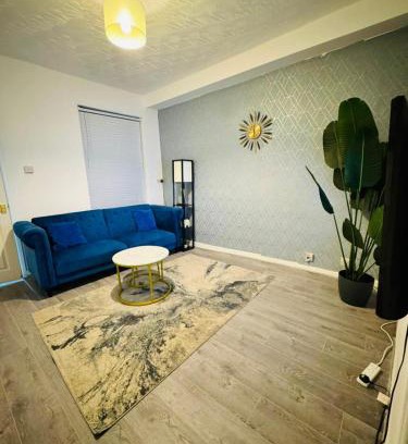 Walsall House | Walsall Comfort Home 3Bedroom Retreat Sleeps 6