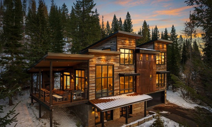 Whitefish House | Wander Whitefish Mountain sleeps 12, w/Hot tub & gym, 5 Bedrooms