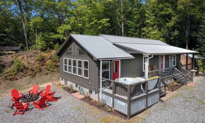 Whittier House | Wanderlust Ridge - Incredible Views and a Hot Tub!
