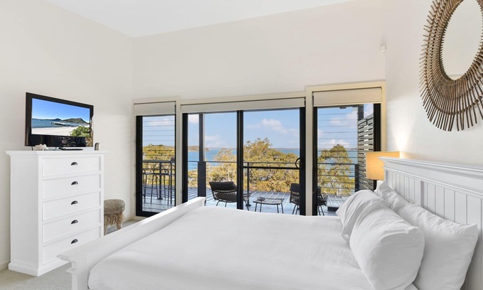 Wangi Wangi House | Wangi Beach Rd with views