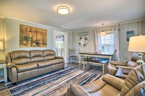 Wareham Center House | Wareham Cottage with Deck, Walk to Swifts Beach