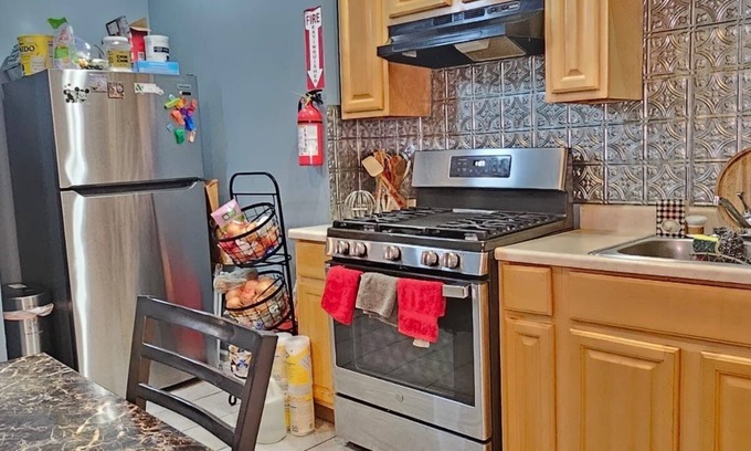 Irvington House | Warm and cozy Bedroom near EWR and NYC …SHARED SPAC…