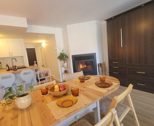 Stoneham Apartment | Warm & cozy loft full of light, Ski-in Ski-out