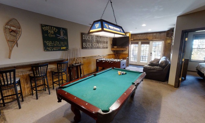 Snowshoe House | Warm & Inviting 7BR with Gaming Den by RedAwning
