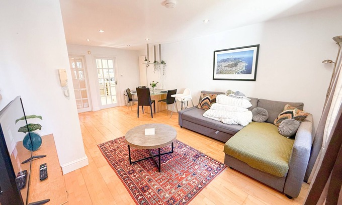Hoxton House | Warm Little Venice 4-bedroom House - free Parking