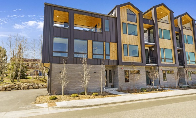 Winter Park House | Watch concerts from rooftop deck w private hot tub! Best downtown location!