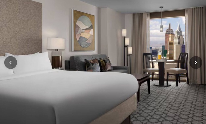 Las Vegas Resort | Watch the Vegas F1 race from your room or just step outside this gorgeous resort