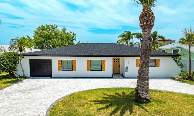North Redington Beach House | WATER FRONT. Spacious 4-bedroom house in charming North Redington Beach with AC,