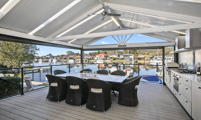 St Huberts Island House | WATER FRONT OASIS - JETTY - SPA HOT TUB-SWIMMING POOL - DUCTED AIR COND - KYACKS