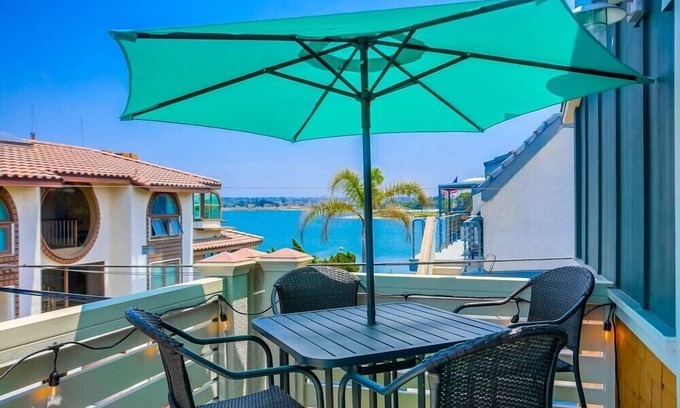 Central Mission Beach House | Water View Penthouse just 1 House to Bay!