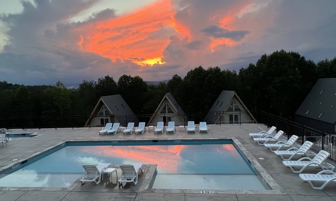 Hendersonville Cabin | Waterfall View Cabin @ Skylaranna Resort