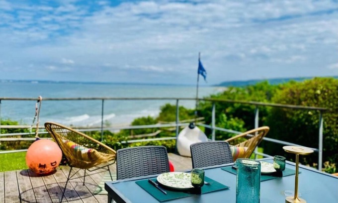 Cricqueboeuf House | Waterfowl with their feet in the water