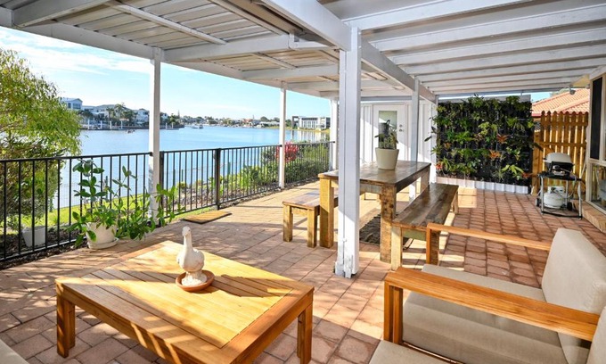 Warana Apartment | Waterfront 3 B/Room, 6 Guests - Light, Relaxed ZC7