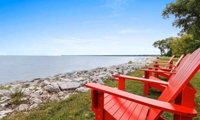 Green Bay House | Waterfront 3-bedroom house on the Bay of Green Bay with AC, WiFi