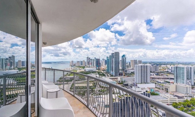 Edgewater Apartment | Waterfront | 50 Floor | Gym+WiFi | 10 min Wynwood