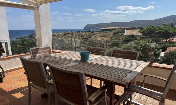 Cadaques Apartment | Waterfront apartment