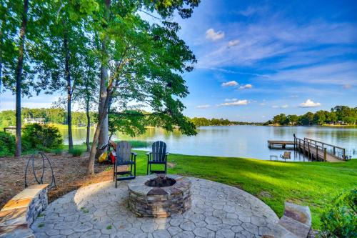 Eatonton House | Waterfront Cabin on Lake Sinclair with Private Dock!