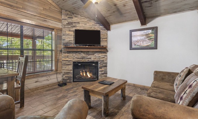 Indian Point Villa | Waterfront Cabin on Table Rock Lake - Indian Point (C09)