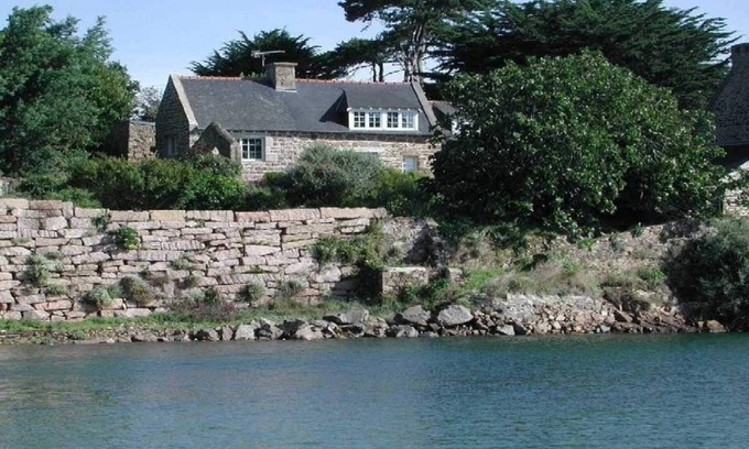 Le Ru House | Waterfront charm and authenticity! Rated 3 stars.