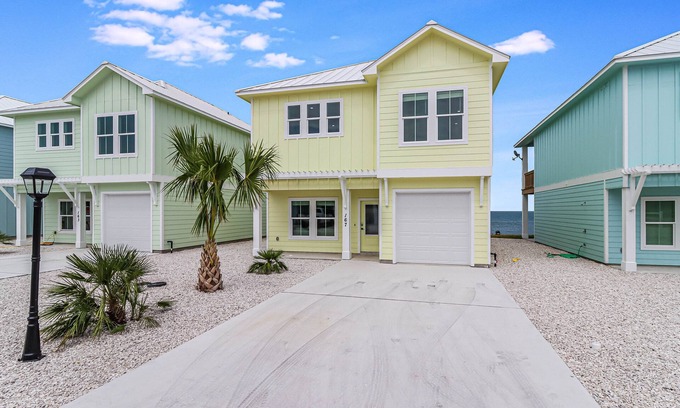Fulton House | Waterfront,Community Pool,Personal Hottub,Walk to Bars, Restaurants and Pier