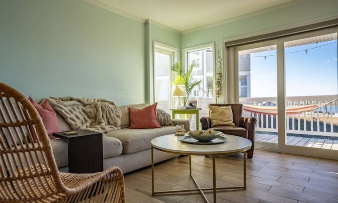 North Carolina Coast Villa | Waterfront Condo: Rosé All Day with Sunset Views